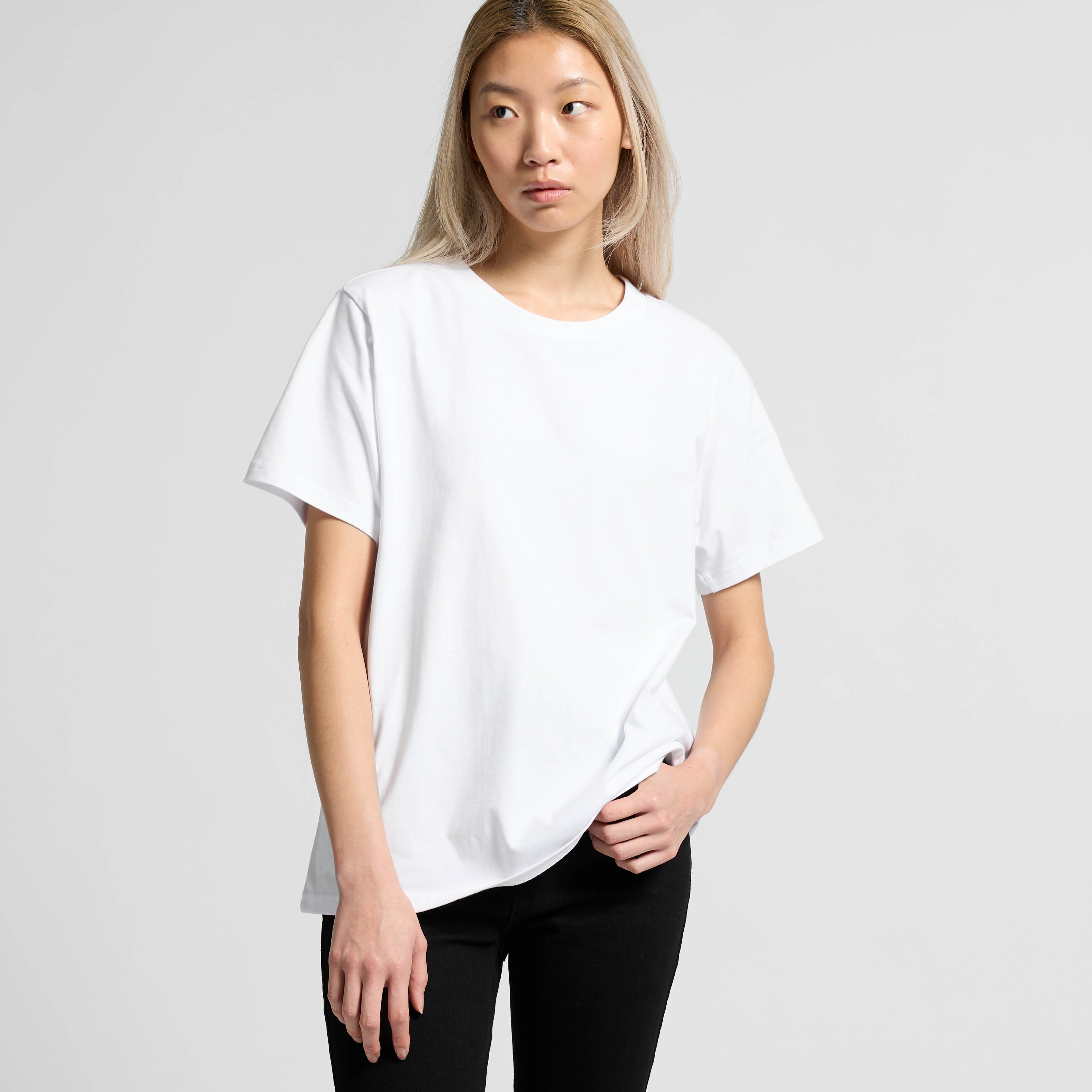 Base Tee model loose
