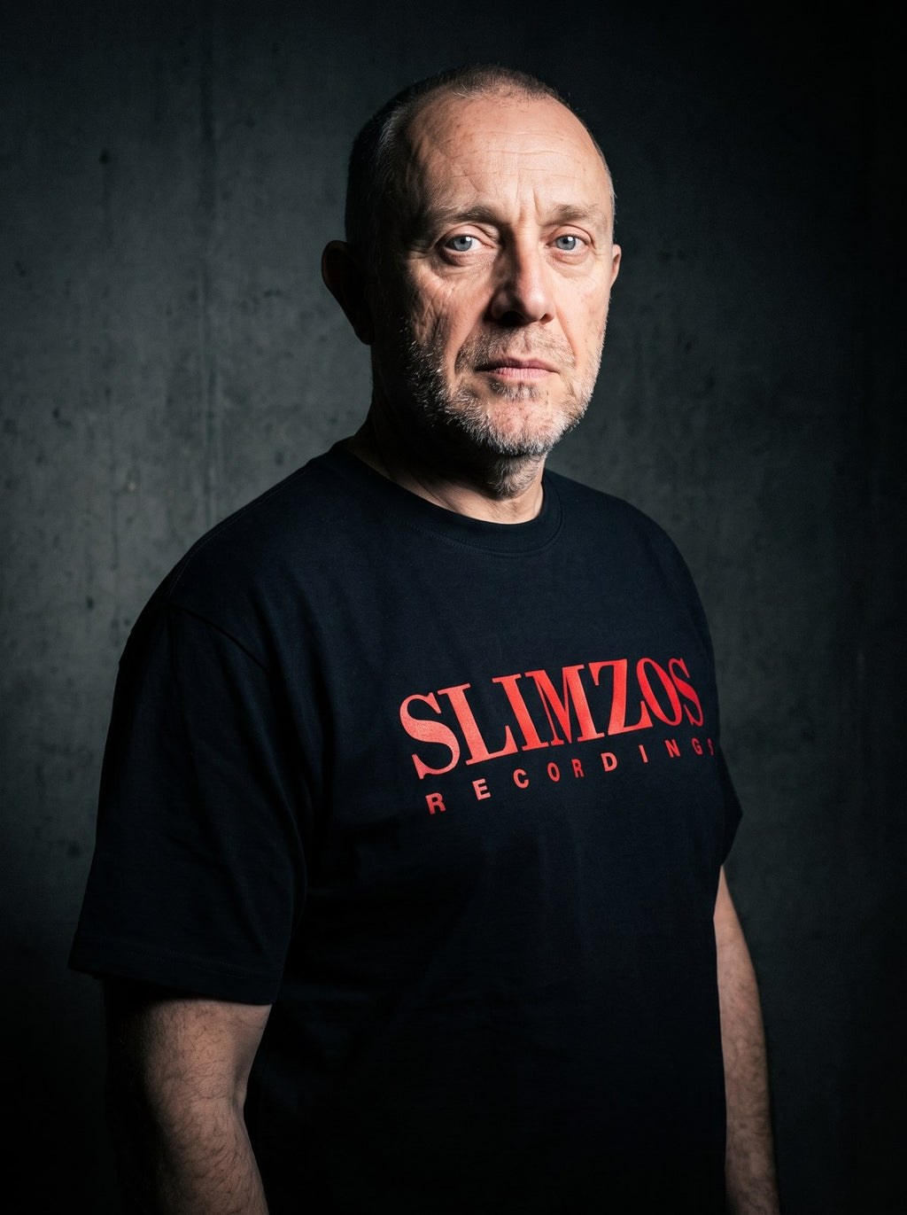 slimzos-tee-black-red editorial